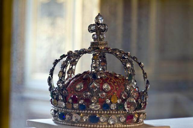 a photo of a crown with white diamonds on